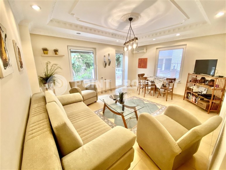 Просторные апартаменты с одной спальней, гостиной, отдельной кухней и тремя балконами в комплексе с открытым плавательным бассейном.-id-4299-фото-2