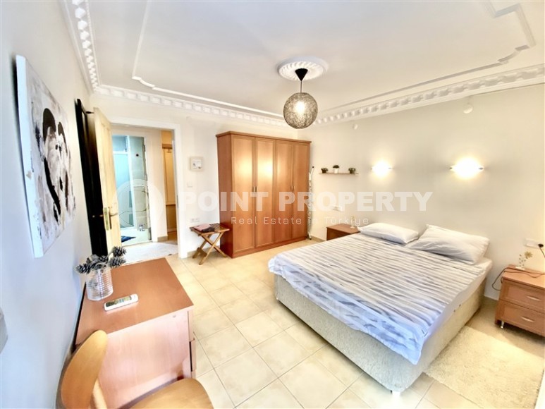 Просторные апартаменты с одной спальней, гостиной, отдельной кухней и тремя балконами в комплексе с открытым плавательным бассейном.-id-4299-фото-8