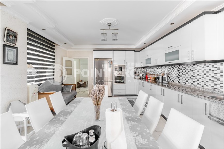 Large furnished apartment 4+1, on an area of 220 m2, with the possibility of obtaining Turkish citizenship-id-5992-photo-7