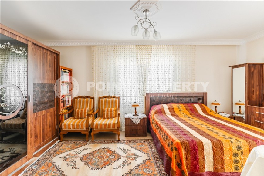 Large furnished apartment 4+1, on an area of 220 m2, with the possibility of obtaining Turkish citizenship-id-5992-photo-10