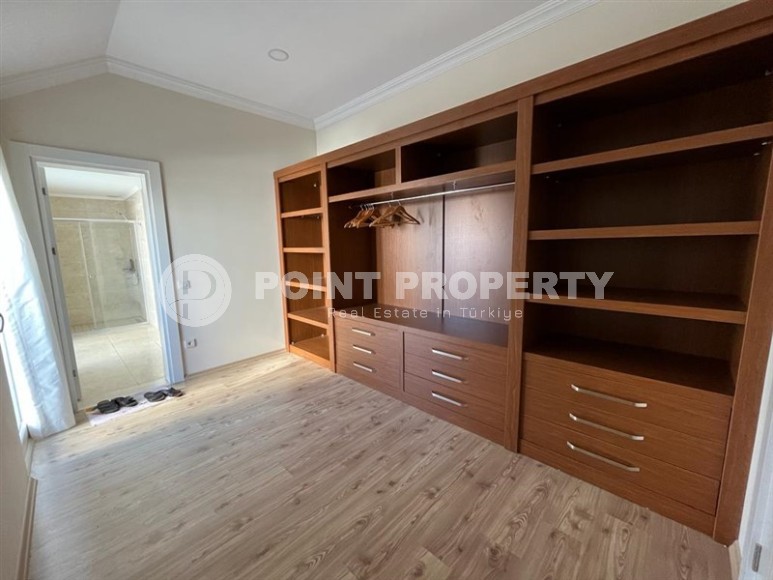 Большая двухуровневая квартира на 5-м этаже с мансардой, в 800 метрах от моря-id-5996-фото-10