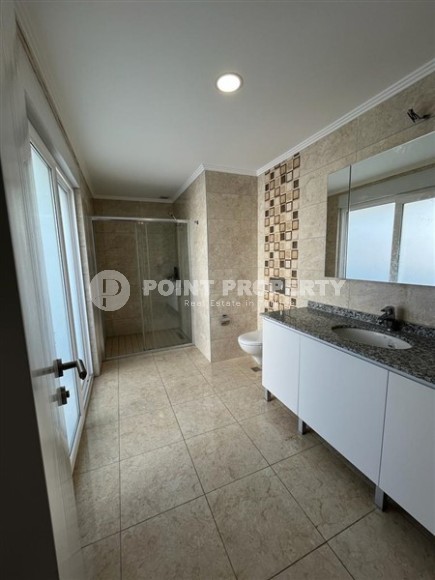 Большая двухуровневая квартира на 5-м этаже с мансардой, в 800 метрах от моря-id-5996-фото-15