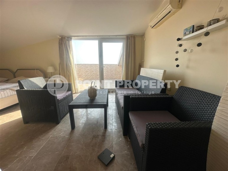 Меблированная двухуровневая квартира на 7-м этаже с мансардой, в 300 метрах от пляжа, в центре спокойного района Аланьи - Тосмур-id-6037-фото-9