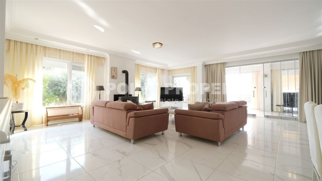Detached three-storey villa with luxurious views of the sea and Alanya fortress, in the prestigious area of Alanya - Kestel-id-6040-photo-4