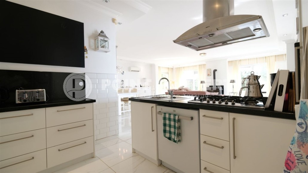 Detached three-storey villa with luxurious views of the sea and Alanya fortress, in the prestigious area of Alanya - Kestel-id-6040-photo-5