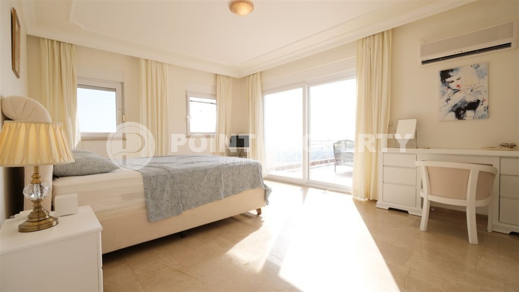 Detached three-storey villa with luxurious views of the sea and Alanya fortress, in the prestigious area of Alanya - Kestel-id-6040-photo-9