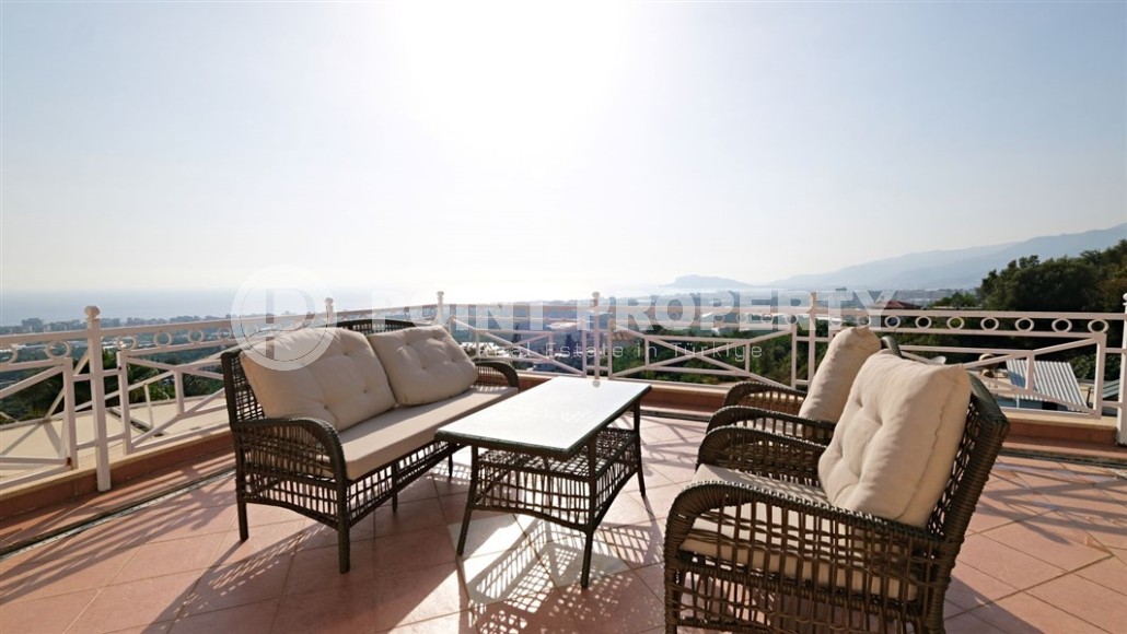Detached three-storey villa with luxurious views of the sea and Alanya fortress, in the prestigious area of Alanya - Kestel-id-6040-photo-23