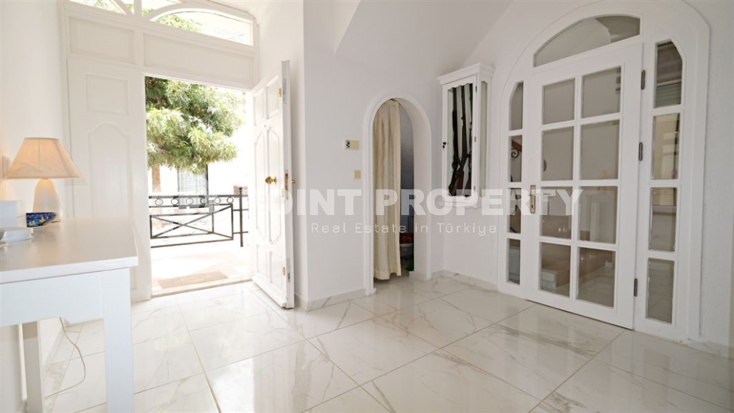 Detached three-storey villa with luxurious views of the sea and Alanya fortress, in the prestigious area of Alanya - Kestel-id-6040-photo-24