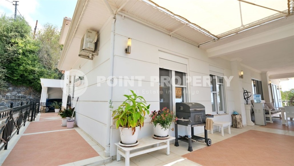 Detached three-storey villa with luxurious views of the sea and Alanya fortress, in the prestigious area of Alanya - Kestel-id-6040-photo-26