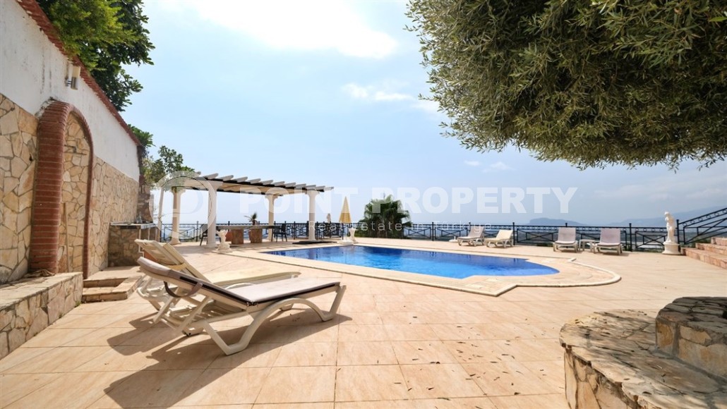Detached three-storey villa with luxurious views of the sea and Alanya fortress, in the prestigious area of Alanya - Kestel-id-6040-photo-29