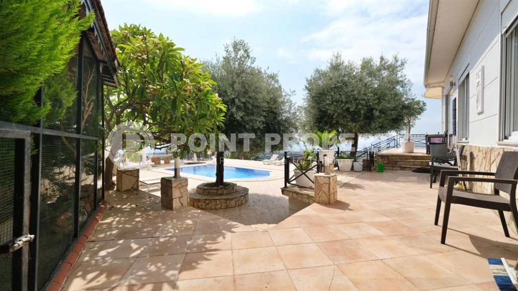 Detached three-storey villa with luxurious views of the sea and Alanya fortress, in the prestigious area of Alanya - Kestel-id-6040-photo-31