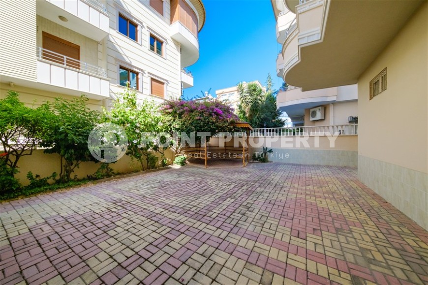 Modern apartment with spacious glazed balconies, five minutes walk from the center of Alanya-id-6071-photo-18