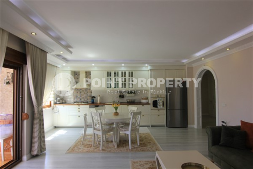 Furnished three bedroom apartment, 178m² 200m from the sea in Mahmutlar, Alanya-id-1482-photo-3