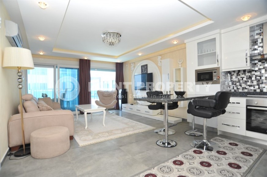 Комфортабельная квартира с большим застекленным балконом, в 150 метрах от моря-id-6180-фото-1