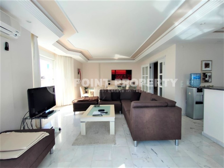 Современная квартира с мебелью и бытовой техникой, на первой линии от моря, в центре района Тосмур-id-6182-фото-1