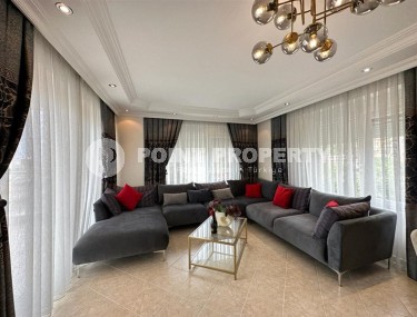 Furnished three-room apartment in the center of Alanya, 200 meters from city facilities-id-3610-photo-1