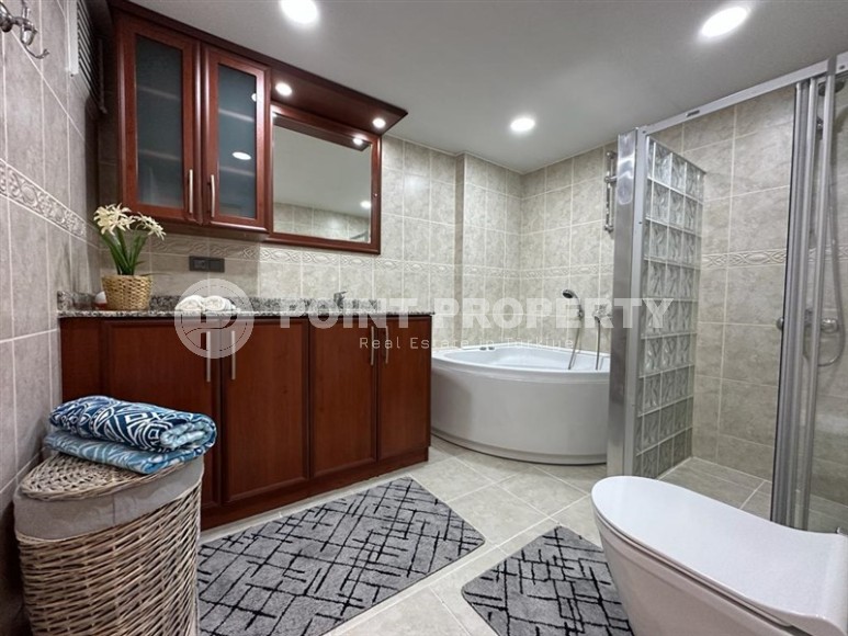 Меблированная трёхкомнатная квартира в центре Аланьи, 200 метров от городских объектов-id-3610-фото-12