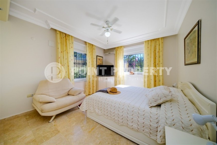 One-storey villa with a swimming pool, garden, and spacious roof terrace, in the modern area of Alanya - Mahmutlar-id-6258-photo-5