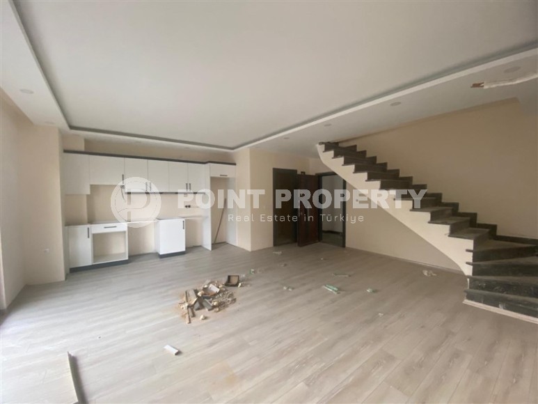 Новая двухуровневая квартира с чистовой отделкой, на 3-м этаже с мансардой, в 1200 метрах от моря-id-6307-фото-2