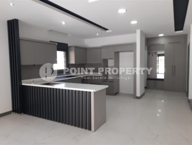 New three-storey villa with fine finishing, 300 meters from the sea, in a quiet area of Alanya - Avsallar-id-6345-photo-3