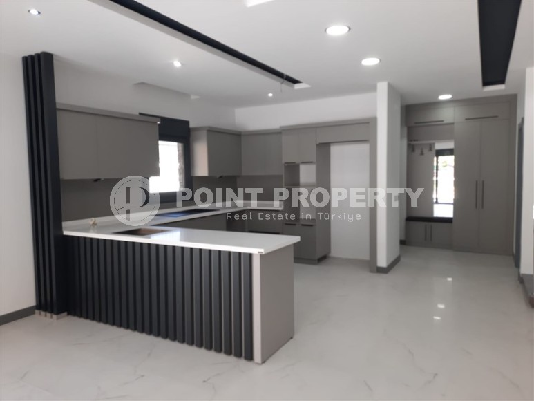 New three-storey villa with fine finishing, 300 meters from the sea, in a quiet area of Alanya - Avsallar-id-6345-photo-3