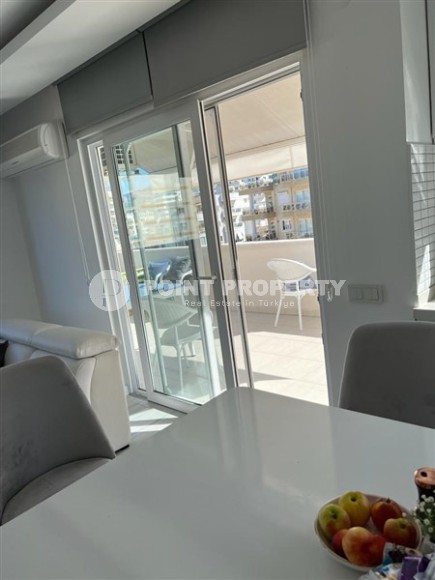 Large two-level apartment 2+1, with a total area of 150 m2, on the 5th floor with an attic, in the center of Mahmutlar district-id-6406-photo-4