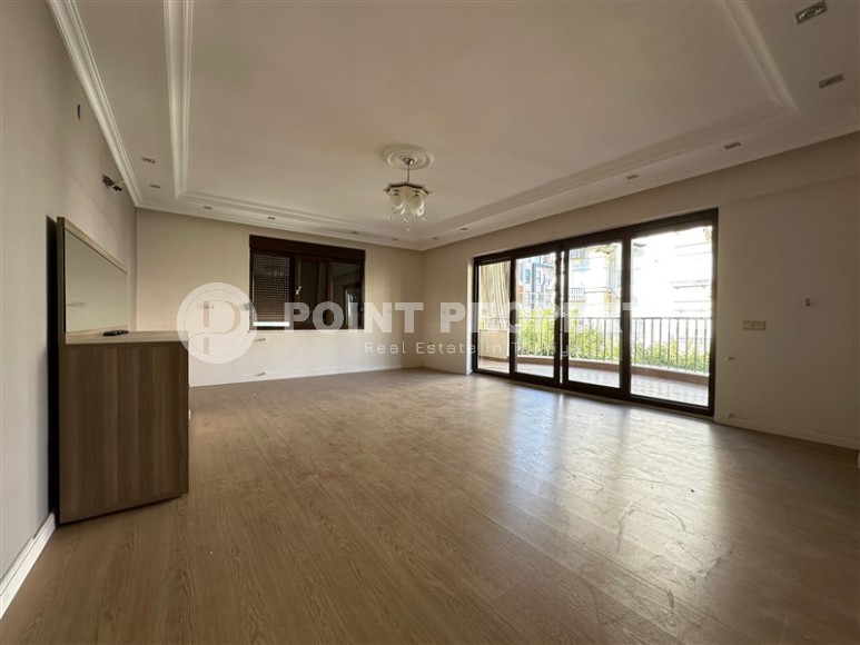 Квартира с отдельной кухней и тремя спальными комнатами, в 1200 метрах от моря-id-6418-фото-4