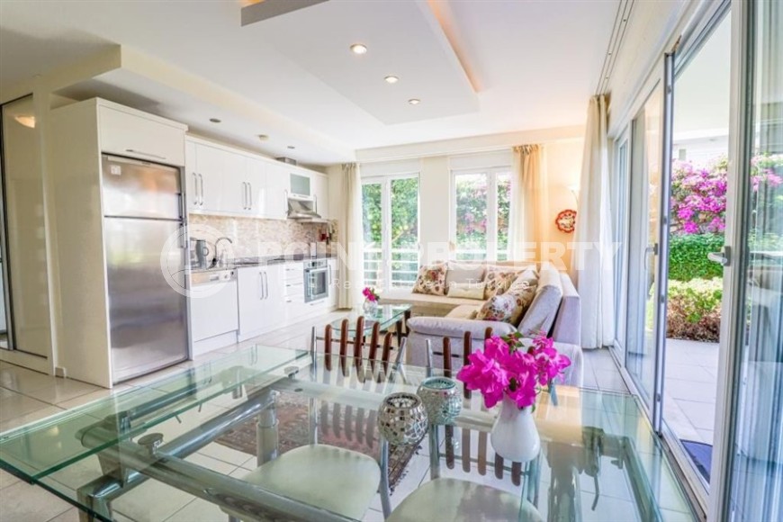 Просторная квартира с двумя спальными комнатами и просторной террасой в саду, в 250 метрах от моря-id-6449-фото-3