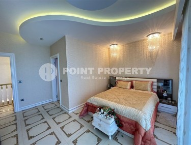 Large two-level apartment with a classic design, 250 meters from the sea, in the center of the modern area of Alanya - Mahmutlar-id-5953-photo-4