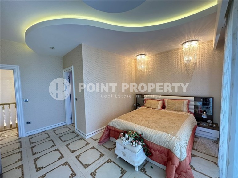 Large two-level apartment with a classic design, 250 meters from the sea, in the center of the modern area of Alanya - Mahmutlar-id-5953-photo-4