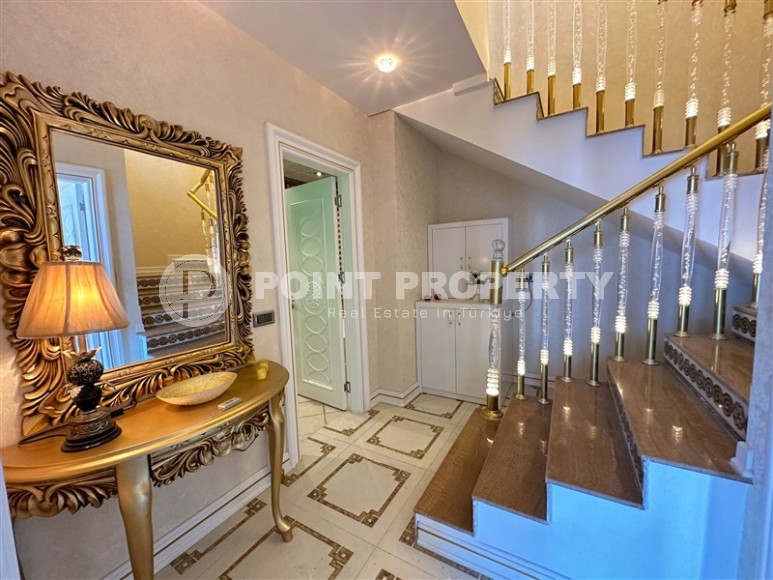 Large two-level apartment with a classic design, 250 meters from the sea, in the center of the modern area of Alanya - Mahmutlar-id-5953-photo-9