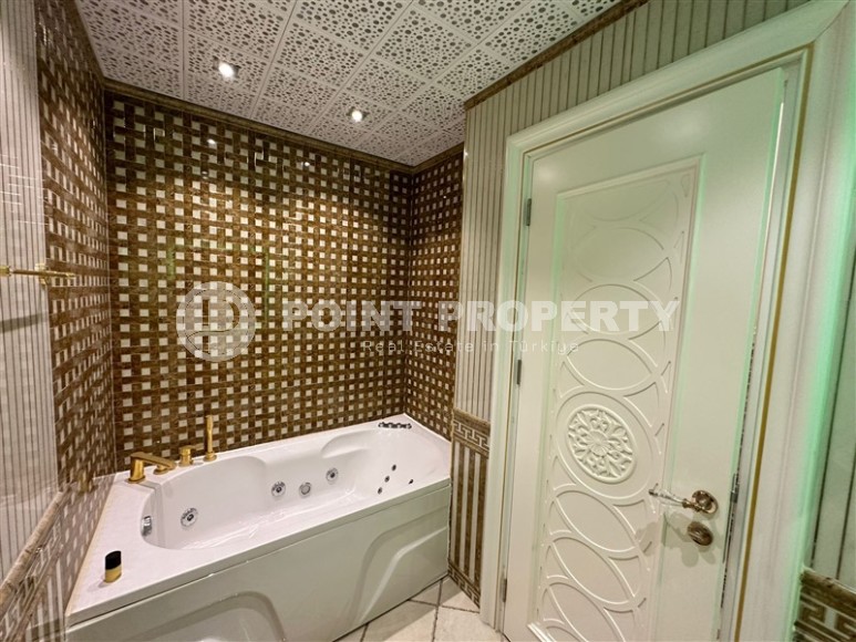 Large two-level apartment with a classic design, 250 meters from the sea, in the center of the modern area of Alanya - Mahmutlar-id-5953-photo-12