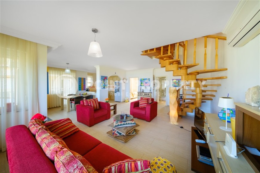 Просторная двухуровневая квартира с видом на море и горы, на 3-м этаже с мансардой, в комфортабельной резиденции, с бассейном и садом-id-6495-фото-2