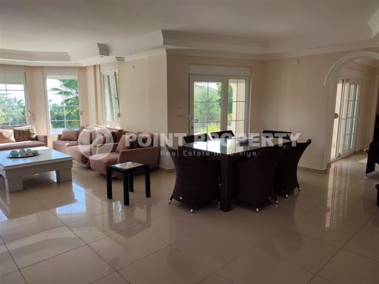 Two-storey villa with a swimming pool and a garden, in the popular resort area of Alanya - Incekum-id-6520-photo-2