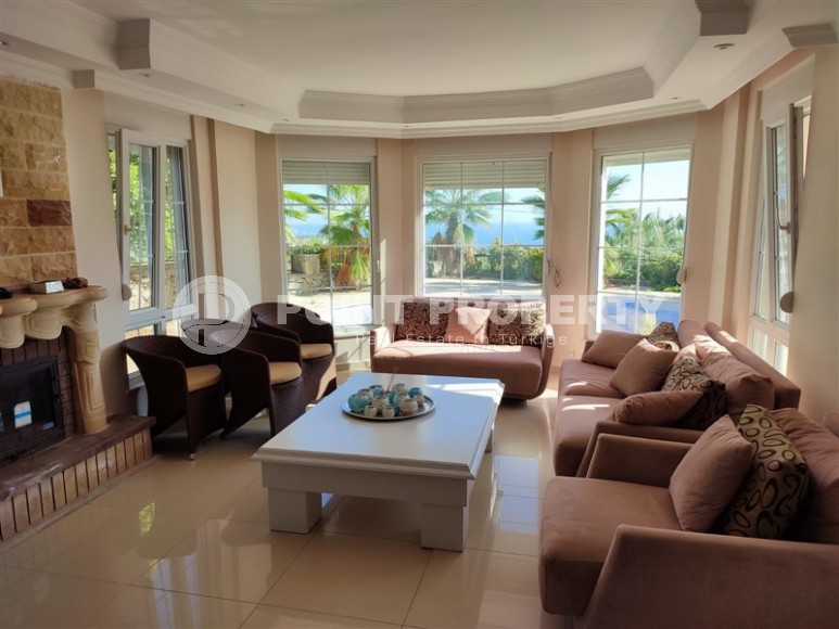 Two-storey villa with a swimming pool and a garden, in the popular resort area of Alanya - Incekum-id-6520-photo-3