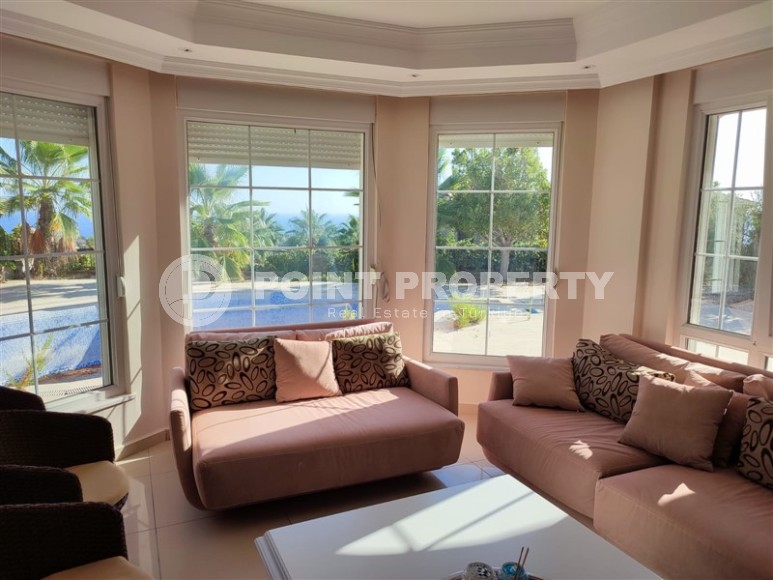 Two-storey villa with a swimming pool and a garden, in the popular resort area of Alanya - Incekum-id-6520-photo-4