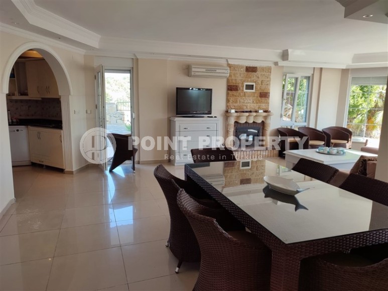 Two-storey villa with a swimming pool and a garden, in the popular resort area of Alanya - Incekum-id-6520-photo-5