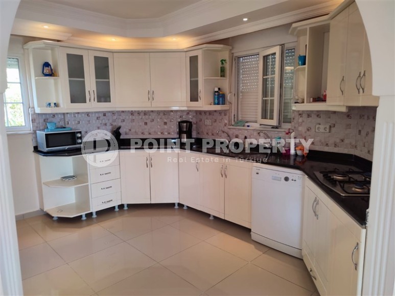 Two-storey villa with a swimming pool and a garden, in the popular resort area of Alanya - Incekum-id-6520-photo-7