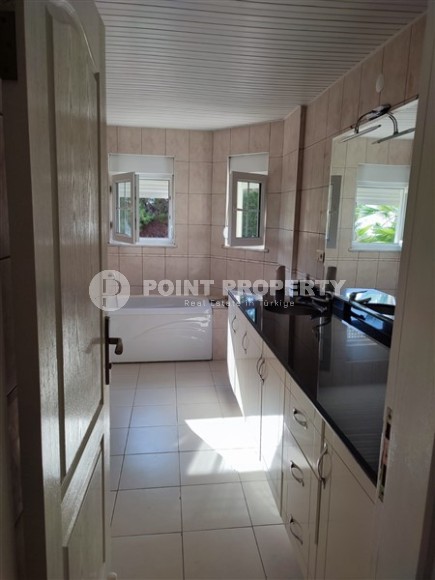 Two-storey villa with a swimming pool and a garden, in the popular resort area of Alanya - Incekum-id-6520-photo-16