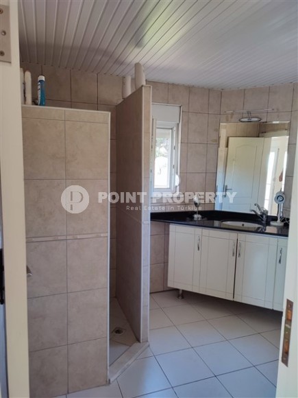 Two-storey villa with a swimming pool and a garden, in the popular resort area of Alanya - Incekum-id-6520-photo-17