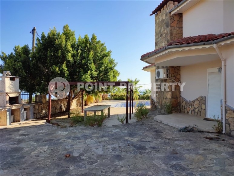 Two-storey villa with a swimming pool and a garden, in the popular resort area of Alanya - Incekum-id-6520-photo-25