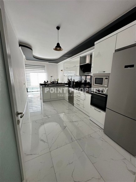 Stylish apartment with designer renovation 1200 meters from the sea, in a prestigious, quiet area of Alanya - Upper Oba-id-6540-photo-4