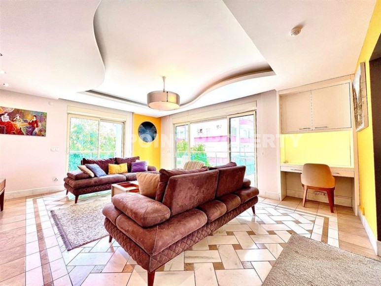 Светлая, просторная квартира 4+1, на площади 240 м2, в центре популярного Средиземноморского курорта - Аланья-id-6556-фото-2