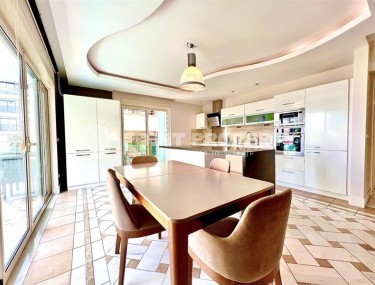 Светлая, просторная квартира 4+1, на площади 240 м2, в центре популярного Средиземноморского курорта - Аланья-id-6556-фото-3