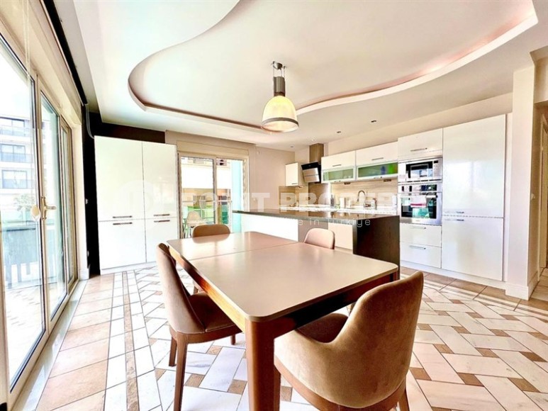 Светлая, просторная квартира 4+1, на площади 240 м2, в центре популярного Средиземноморского курорта - Аланья-id-6556-фото-3