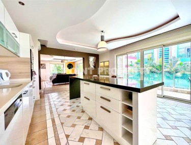 Светлая, просторная квартира 4+1, на площади 240 м2, в центре популярного Средиземноморского курорта - Аланья-id-6556-фото-4