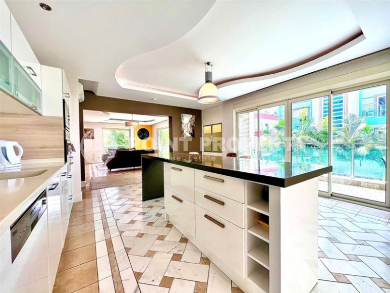 Светлая, просторная квартира 4+1, на площади 240 м2, в центре популярного Средиземноморского курорта - Аланья-id-6556-фото-4