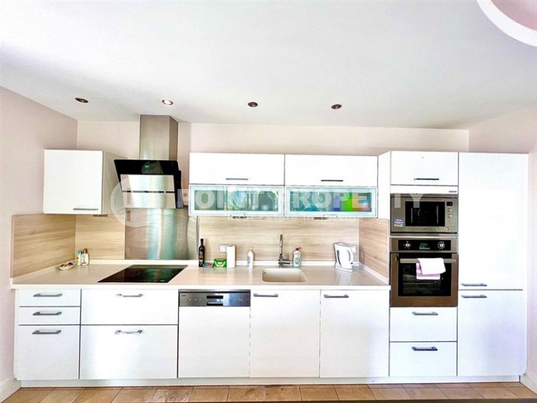 Светлая, просторная квартира 4+1, на площади 240 м2, в центре популярного Средиземноморского курорта - Аланья-id-6556-фото-5