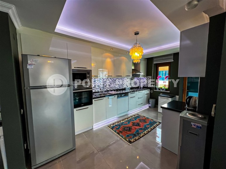 Стильная двухуровневая квартира с дизайнерским ремонтом, на 4-м этаже с мансардой, в 750 метрах от моря-id-6560-фото-3