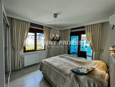 Стильная двухуровневая квартира с дизайнерским ремонтом, на 4-м этаже с мансардой, в 750 метрах от моря-id-6560-фото-4